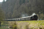 24. April 2010, Im Wiesenttal: Die Ulmer Eisenbahnfreunde veranstalteten eine Sonderfahrt mit ihrer 01 1066 von Wiesbaden über Schweinfurt nach Forchheim. Dort übernahm die Lok 4 (ELNA6) der DFS den Zug und führte ihn bis Behrigersmühle. 