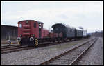 V 12 der Dampf Eisenbahn Weserbergland rangiert hier am 27.3.1999 im Bahnhof Rinteln.