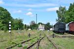 Blick über die Museumsgleise und die alten Wagen des Eisenbahnmuseums Loburg.