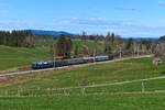 Am 24. Februar 2024 fuhr der DBK Historische Bahn e.V. einen Ski - Express von Schorndorf nach Garmisch - Partenkirchen. Der unter der Nummer DBK 29385 verkehrende Sonderzug wurde aus der E 10 228 und Wagenmaterial aus den 1960-er Jahren gebildet, unter anderem zwei Bahnpostwagen, einem Silberling und einem Bm 238. Die blaue Kastenzehner - eine Dauerleihgabe des DB Museums Nürnberg an den Verein - befindet sich in einem perfekten Erhaltungszustand. Bei Uffing am Staffelsee erwartete ich den historischen Sonderzug, der mit etwa 30 Minuten Verspätung unterwegs war. Im Hintergrund der Hohe Peißenberg, neben dem Rundfunkturm sind auch die Wallfahrtskirche und das meteorologische Observatorium zu erkennen.   