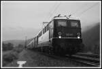 Fast wie in alten Zeiten: Bei strömendem Regen fährt die E 10 228 (DBK Historische Bahn) am 01.06.2024 mit dem historischen Eilzug Nürnberg - Koblenz durch Wernfeld zum nächsten