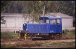 Diese blaue Kleindiesel Lok stand am 2.10.1993 im Freigelände vor dem Lokschuppen in Harpstedt.