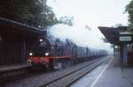 78468 von Eisenbahn Tradition fährt hier mit einem Personenzug nach Solingen am 28.10.2001 durch den Haltepunkt Haan.
