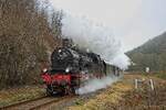 78 468 passiert mit dem Rodeldampf-Express nach Winterberg die ehemalige Ladestelle der Mitteldeutschen Hartstein-Industrie in Olsberg-Steinhelle (22.01.2022)