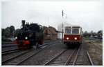 Begegnung im schmalspurigen Bahnhofs Bereich Bruchhausen Vilsen am 29.9.1996: Links Lok Spreewald und rechts der Dieseltriebwagen T 44.