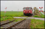 Nebenbahn-Romantik:  Der Rebenbummler  (Eisenbahnfreunde Breisgau, EFB VT 27 mit VT 28) kommt am regnerischen 16.04.2023 auf der Krebsbachtalbahn von Hüffenhardt nach Neckarbischofsheim Nord kurz