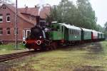 Die T3 der Eisenbahnfreunde Hasetal mit Dampfzug zwischen Haselnne und Quackenbrck auf Bahnhof Lningen am 29-4-2000.