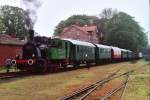 Die T3 mit eine Dampfzug zwischen Haselnne und Quackenbrck auf Bahnhof Haselne am 29-4-2000.