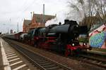 Eisenbahnfreunde Treysa 52 1360-8 mit Sonderzug in Gelnhausen am 07.12.19