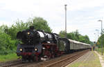 Einen Hauch von Bundesbahnflair gab es am 11.06.2017 im Saarland und an der Nahe. Die IG Nationalparkbahn organisierte einen Sonderzug von Treysa nach Türkismühle zum Nationalparkfest am Bostalsee. Am Nachmittag gab es als zusätzliches Schmankerl noch eine kleine Saarlandrundfahrt. 03 1010 ist nun auf dem Heimweg nach Treysa und hat das Saarland schon wieder verlassen. Hier wird der Hp Hoppstädten Nahe (bei Birkenfeld) durchfahren.
Nun beginnt eine der schönsten Streckenabschnitte in Deutschland, immer entlang der Nahe bis Bad Kreuznach.
Tunnel und Flußüberquerungen wechseln sich ab, vorbei an Felsformationen oder Weinbergen, ein wirklich sehenswerter Streckenabschnitt. Bahnstrecke 3511 Bingerbrück (Bingen Hbf.) . Saarbrücken.