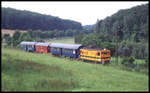 Am 22.07.1999 war die VBE 22 Elektrolok mit einem Museums Zug bei Asemissen auf der Extertalbahn unterwegs.