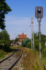 Der Fahrdraht der Extertalbahn endet, von Bösingfeld kommend, ziemlich abrupt vor einem Bahnübergang in Alverdissen.