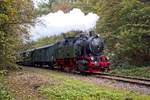 Lok D5 der Hespertalbahn passiert auf der letzten Fahrt der Saison am 18.10.2020 den BÜ am Lux-Kotten 