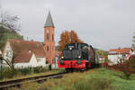 V20 051 passiert mit dem ersten Zug des Tages, genauer gesagt mit der RB 74200, die Kirche der Ortschaft Bruchweiler-Bärenbach (16.10.2025)