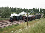 HSW lok 1 beim Einsatz auf der Hafenbahn in Wesel, von Rheinpromenade zum DB-Bahnhof, am 19.06.1988. Die Dampflok führt die Wagen 11, 10, 14 und 12 mit. Vorne rechts stehen HSW 103, 107,106 und 105. Vor wenigen Tagen konnte ich feststellen, dass der freie Blick vom Damm herunter jetzt nicht mehr möglich ist: völlig zugewachsen. Scanbild 202.6816, Kodak VericolorIII.