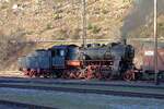 Bahnhofszene am 29.12.2025 in Seebrugg. Die Lok steht vor dem Zug, bereit für die letzte Fahrt. Fotografiert habe ich vom Bahnübergang aus.