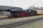 Die 41 1144 hat zum Dresdner Dampfloktreffen 2026 einen Dampfsonderzug durch den Langebrücker Einschnitt nach Radeberg gezogen und wird nun wieder zurück nach Dresden mit befördert,