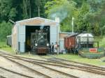 Dampflok T3 Nr.30(Borsig Berlin-Tegel 1904)vor dem Lokschuppen in Kandern.Rechts Kesselwagen 17 ex.Lonza,dahinter ein SBB Gterwagen.Kandern 12.07.09
