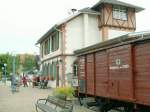 Ein Blick auf den Endbahnhof Kandern am 12.07.09.Im Vordergrund der aufgearbeitete pr.Gterwagen G02 Nr.13280,der ein Bremserhaus besitzt.
