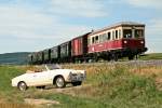 Am 11.07.15 war dieser VW Karmann Ghia, Baujahr 1963, im Kandertal zu Gast, sodass der wunderschöne Wagen mit dem Personenzug 5 von Kandern nach Haltingen zwischen Wollbach und Wittlingen