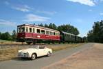 Am 11.07.15 war dieser VW Karmann Ghia, Baujahr 1963, im Kandertal zu Gast, sodass der wunderschöne Wagen mit dem Personenzug 6 von Haltingen nach Kandernzwischen bei Wittlingen aufgenommen