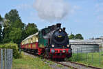 Der letzte Sommer f�r den Schluff. 98 8921 zieht einen Museumszug von Sankt T�nis nach H�ls. Hier durchf�hrt der Zug kurz nach dem verlassen den Bahnhofs durch Sankt T�nis. 

Die Lok wurde 1949 f�r das Kraftwerk Graf Bismarck in Gelsenkirchen von Henschel in Kassel gebaut. 1979 wurde die Lok vom Eisenbahnmuseum Bochum �bernommen und ist seitdem auf der Strecke um Krefeld unterwegs. Um B�schungsbr�de zu vermeiden wurde die Lok von Kohle auf Leicht�lfeuerung umgebaut. 

Leider ist dies der wohl letzte Sommer f�r den Schluff da die Strecke mittlerweile marode ist und kein Geld f�r eine Instandsetzung verf�gbar ist. Fas Bild wurde an einem Bahn�bergang gemacht.

Krefeld Sankt T�nis 21.06.2026