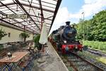 Der letzte Sommer f�r den Schluff. 98 8921 f�hrt in Krefeld Nord aus in Richtung H�lser Berg.

Die Lok wurde 1949 f�r das Kraftwerk Graf Bismarck in Gelsenkirchen von Henschel in Kassel gebaut. 1979 wurde die Lok vom Eisenbahnmuseum Bochum �bernommen und ist seitdem auf der Strecke um Krefeld unterwegs. Um B�schungsbr�de zu vermeiden wurde die Lok von Kohle auf Leicht�lfeuerung umgebaut. 

Leider ist dies der wohl letzte Sommer f�r den Schluff da die Strecke mittlerweile marode ist und kein Geld f�r eine Instandsetzung verf�gbar ist. 

Krefeld 21.06.2026
