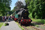 Der letzte Sommer f�r den Schluff. 98 8921 erreicht mit ihrem MUseumszug den Endbahnhof H�lser Berg  wo bereits viele Fahrg�ste f�r die Fahrt nach Sankt T�nis warten.

Die Lok wurde 1949 f�r das Kraftwerk Graf Bismarck in Gelsenkirchen von Henschel in Kassel gebaut. 1979 wurde die Lok vom Eisenbahnmuseum Bochum �bernommen und ist seitdem auf der Strecke um Krefeld unterwegs. Um B�schungsbr�de zu vermeiden wurde die Lok von Kohle auf Leicht�lfeuerung umgebaut. 

Leider ist dies der wohl letzte Sommer f�r den Schluff da die Strecke mittlerweile marode ist und kein Geld f�r eine Instandsetzung verf�gbar ist. 

Krefeld H�ls 21.06.2026