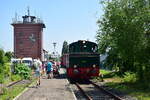 Der letzte Sommer f�r den Schluff. 98 8921 ist soeben mit dem Zug aus H�ls angekommen und setzt nun um und macht sich bereit f�r die R�ckfahrt. Die Lok wurde 1949 f�r das Kraftwerk Graf Bismarck in Gelsenkirchen von Henschel in Kassel gebaut. 1979 wurde die Lok vom Eisenbahnmuseum Bochum �bernommen und ist seitdem auf der Strecke um Krefeld unterwegs. Um B�schungsbr�de zu vermeiden wurde die Lok von Kohle auf Leicht�lfeuerung umgebaut. Leider ist dies der wohl letzte Sommer f�r den Schluff da die Strecke mittlerweile marode ist und kein Geld f�r eine Instandsetzung verf�gbar ist. 

Krefeld Sankt T�nis 21.06.2026