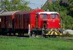 Dreiachsige Stangendiesellok des SWK hier beim Nachschieben der D600 mit dem Zug in Richtung Hlser Berg am 1.Mai 2011.