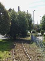 Einer von vielen stillgelegten Industrie-Anschlssen an der Schluff-Trasse in Krefeld (5.9.2010), aus dem Zug aufgenommen.