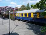 Salongwagen auf einem toten Gleis am Bahnhof Krefeld Nord (aus dem Schluff aufgenommen, 5.9.2010).