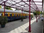 Salongwagen auf einem toten Gleis am Bahnhof Krefeld Nord (aus dem Schluff aufgenommen, 5.9.2010).