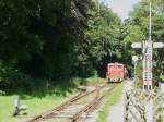 Der Schluff diesmal mit der Jung-Diesellok  Stadt Krefeld DVI  im Endbahnhof  Hlser Berg  (5.9.2010).