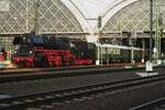 Sonderzug der Lausitzer Dampfklub mit 23 1019 (ex-DR 35) steht am 12 April 2014 in Dresden Hbf.