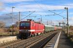 DB Museum 243 005-6 mit dem  Advents-Express  DZ 4760 von Cottbus Hbf nach Erfurt Hbf, am 29.11.2025 in Vieselbach. Der Lausitzer Dampflok Club e.V. organisierte diese Sonderfahrt.