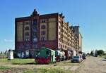 Hafen feeling pur. Blick auf ein altes Lagerhaus sowie eine Köf der Magdeburger Eisenbahnfreunde e.V. Magdeburg.

Magdeburg 23.07.2020