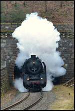 Unter Volldampf kommt am 22.02.2025 Dampflok 50 3501 (MDV) mit 23 058 und dem Sonderzug  Schneeflocke  aus dem Tunnel in Zella-Mehlis.
