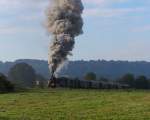 Mit Volldampf in den Hochwald! Auf der ehemaligen Merzig-Bschfelder Eisenbahn.

Regelmige Fahrten mit Dampf gibt es zwischen Merzig - Losheim am See und Dellborner Mhle.

Zuglok war hier Lok 26  Merzig . Der 3 Kuppler von Henschel lste die Aufgabe in der Steigung mit 6 Donnerbchsen und 1 Packwagen mit Bravour. Denn zwischen Bachem und Losheim (am See) liegt das steilste Stck der Bahnlinie.

21.09.2011 bei Bachem, MECL - Museumseisenbahnclub Losheim.