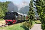 Lok 26 von Henschel (ex Saarbergwerke) führt hier den Dampfzug (GmP) Dellborner Mühle - Merzig Ost an, hier im Bereich des ehemaligen Bahnhof´s Niederlosheim.