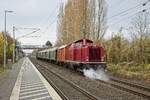 212 079-8 der Museumsbahn Hamm am Ende eines Sonderzuges zum Aachener Weihnachtsmarkt, gezogen von 194 158-2 (Nordbögge, 27.11.2021)