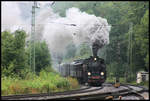 Mit einer eindrucksvollen Rauchwolke biegt hier am 3.9.2006 die historische Dampflok T 11 der Museums Eisenbahn Minden mit ihrem Preußenzug in die Eingangskurve des Bahnhof Hasbergen ein.