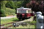 Eigentlich sollten in diesem Moment am 26.7.2015 Fahrgäste in Bad Essen Bahnhof zusteigen. Aber T 1 der Museums Eisenbahn Minden war zu diesem Zeitpunkt nicht mehr fahrtauglich. Offensichtlich machte das Getriebe große Probleme. So stand es zumindest fotogen am Bahnsteig.