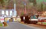 14.04.1988, Rodachtalbahn Kronach - Nordhalben, zu dieser Zeit fand noch Güterverkehr mit Kö III 333 122 zu den Kronacher Industriebetrieben und für Holztransporte auf der gesamten Strecke statt. Das ESSO-Tanklager existiert nicht mehr, der rauchende Schornstein gehört zu einem Mineralölverarbeiter. Rechts ist das zweiflüglige Einfahrtsignal in den Bahnhof Kronach sichtbar.