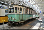 Triebwagen END 2, Baujahr 1926, und Beiwagen END 23, Baujahr 1926, der ehemaligen Straßenbahn Esslingen–Nellingen–Denkendorf (END) sind im Straßenbahnmuseum Stuttgart ausgestellt.

 An diesem Wagen kann man gut erkennen, was einen Überlandwagen charakterisiert: Eine gute Federung und starke Motoren, um längere Züge bilden zu können, benötigten einen hohen Wagenboden. Anstatt vieler Türen für einen schnellen Fahrgastwechsel brachte man lieber mehr Sitzplätze unter, da die Menschen länger unterwegs waren. Der Wagen wurde kaum modernisiert und war so über 50 Jahre von der Eröffnung bis zur Stilllegung der Bahn 1978 im Einsatz. 

 Beiwagen 23 wurde zur Eröffnung der END geliefert. Um Arbeitskräfte am Ort zu sichern, bestellte man alle Wagen bei der Maschinenfabrik Esslingen (ME), obwohl diese ein sehr teures Angebot abgegeben hatte. Um den Preis zu drücken, sparte man am Komfort: Die Wagen besitzen im Innern keine Türen zur Abtrennung der Plattformen, mit denen Zugluft vermieden hätte. Wagen 23 war von 1987 bis 2007 als Museumscafé in Betrieb, die Theke ist von 1995. 

[29.7.2020 | 14:28 Uhr]

Textquelle: Informationstafel vor Ort