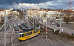 GT4 450 mit Beiwagen verkehren am 05.12.2021 auf der Oldtimerlinie 23 Straßenbahnwelt-Ruhbank. Hier muss gerade der MIV zwischen den Haltestellen Mercedesstraße und Mineralbäder auf die Bahn warten. 