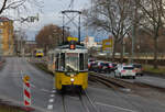 GT4 (Wagen 401) erreicht am 05.12.2021 die Haltestelle Wilhelma. Grüße gehen auch an den Fahrer. 