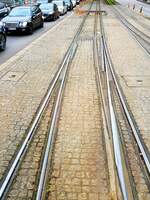 SSB Stuttgart__Dreischienen-Gleisabschnitte__Dreischienengleise mit M- und N-Spur, und entsprechend aufwendigen Weichen, gab es in Stuttgart  schon immer , auf der Filderbahn zwischen S-Vaihingen und S-Degerloch sowie S-Plieningen (anfangs bis Hohenheim) für den M-spurigen Personen und N-spurigen Güterverkehr. Im Bf S-Möhringen gab es interessante Weichen- und Kreuzungssituationen. Dann gab es viele Jahre während des Übergangs von Straßen- auf Stadtbahn gemischte Streckenabschnitte mit beiden Spurweiten. Mit Verabschiedung der letzten Meterspur-Linie 15 im Dez.2007 waren die Meterspurschienen obsolet. Im ganzen SSB-Netz ? Nein, ein kleiner Rest, von unbeugsamen Enthusiasten bewahrter, besonders reizvoller Strecken wird weiterhin im Dreischienenverkehr von Museums-Zügen befahren. So wie hier die abbiegende Strecke, von der Wilhelma kommend Richtung Löwentor und weiter bis Fernsehturm, von der Oldtimerlinie 23. Geradeaus geht's hier nur für die Stadtbahn (U14) nach Mühlhausen.__27-10-2019