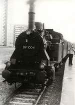 BR 89 1004 mit Zug nach Erfurt-West im Haltepunkt Erfurt-Berliner Strasse (ehem. Traditionsbahn Erfurt-West, um 1985)