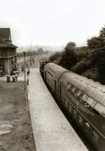 Doppelstockzug in Erfurt-West, um 1986. Sonderverkehr zur Fluhschau auf dem Flughafen Erfurt-Bindersleben.